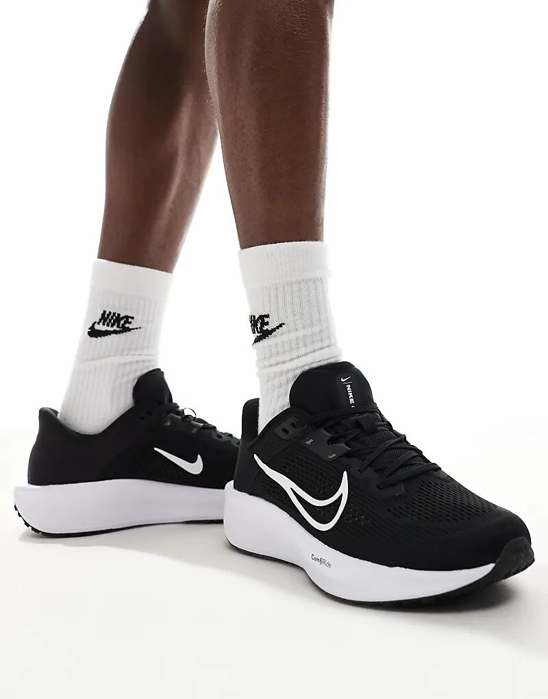 

Кроссовки Quest 6 в черно-белом цвете Nike Running