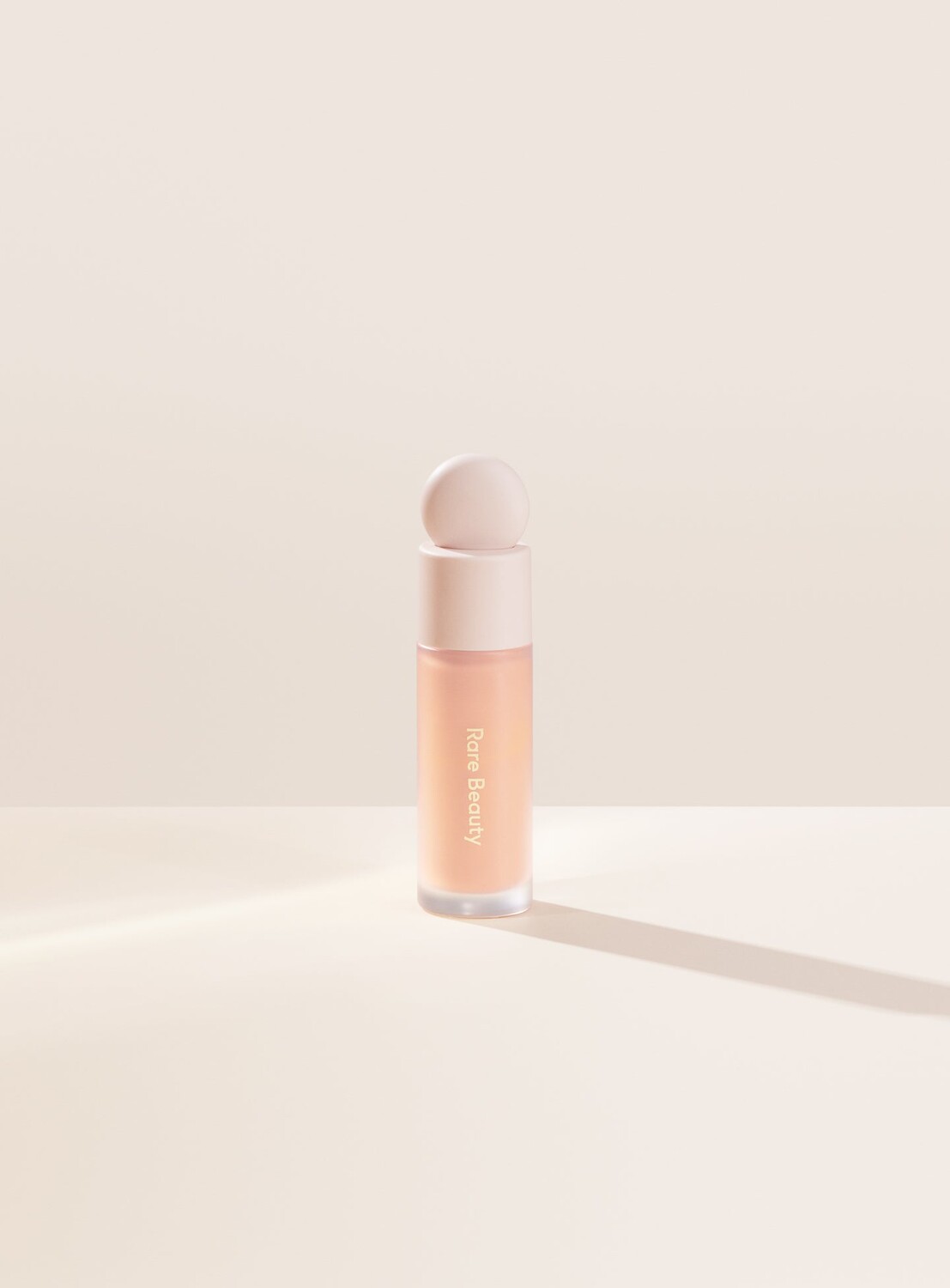 

Осветляющий консилер Liquid Touch Rare Beauty, цвет 150c/light with cool peach undertones