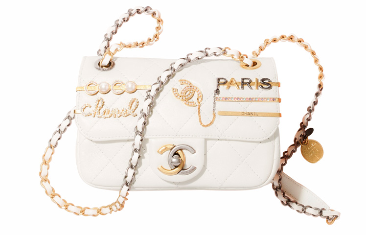 

Сумка на цепочке Chanel мини женская белая из ягненка с клапаном, украшенным стразами