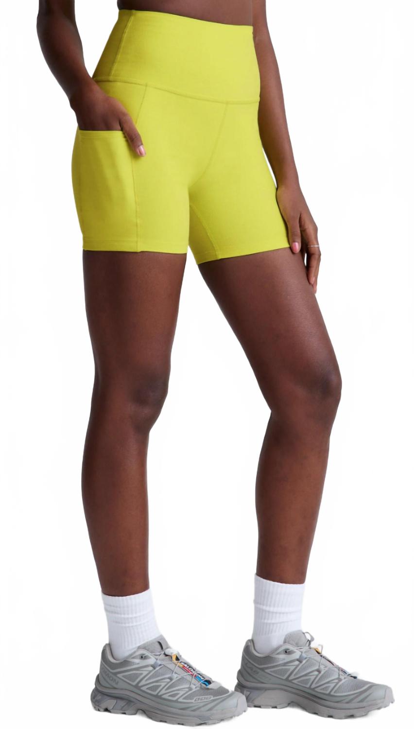 

Spacedye Keep Pocket Шорты с высокой посадкой и карманами в желтом цвете BEYOND YOGA