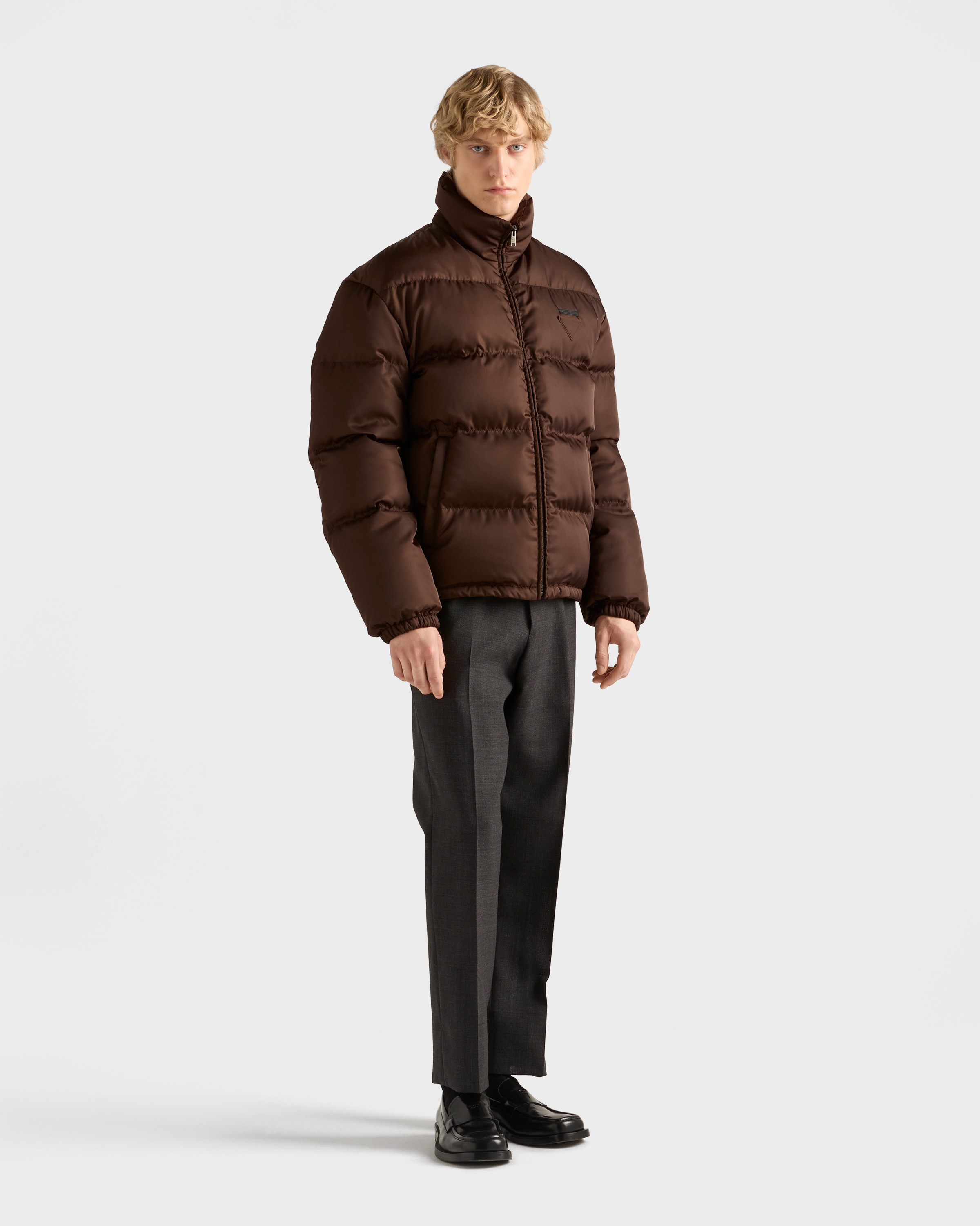 Пуховик из легкого нейлона Re-Nylon средней плотности Prada, коричневый — фото 2