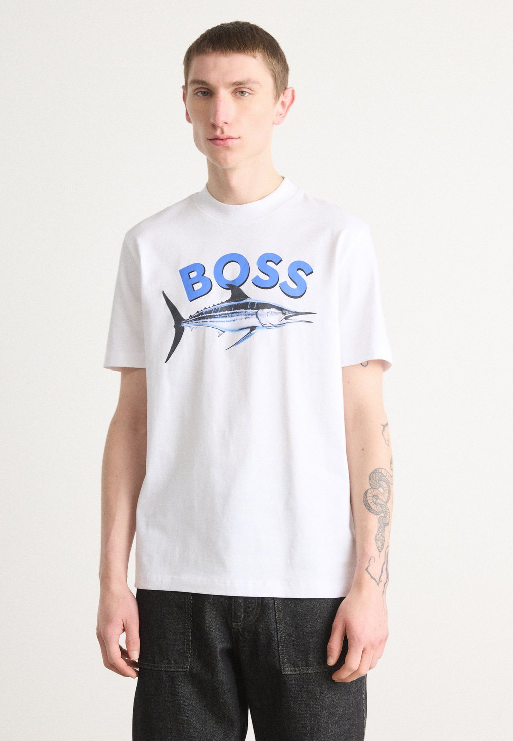 

Футболка с принтом BOSS, молочный