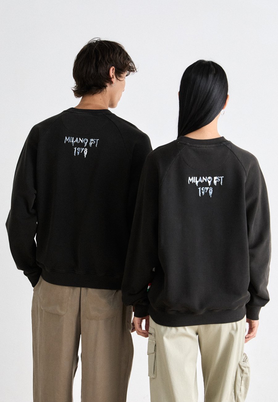 

Толстовка Carlo Colucci CREWNECK UNISEX, Vintage Black/Black, Черный, Толстовка Carlo Colucci CREWNECK UNISEX, Vintage Black/Black