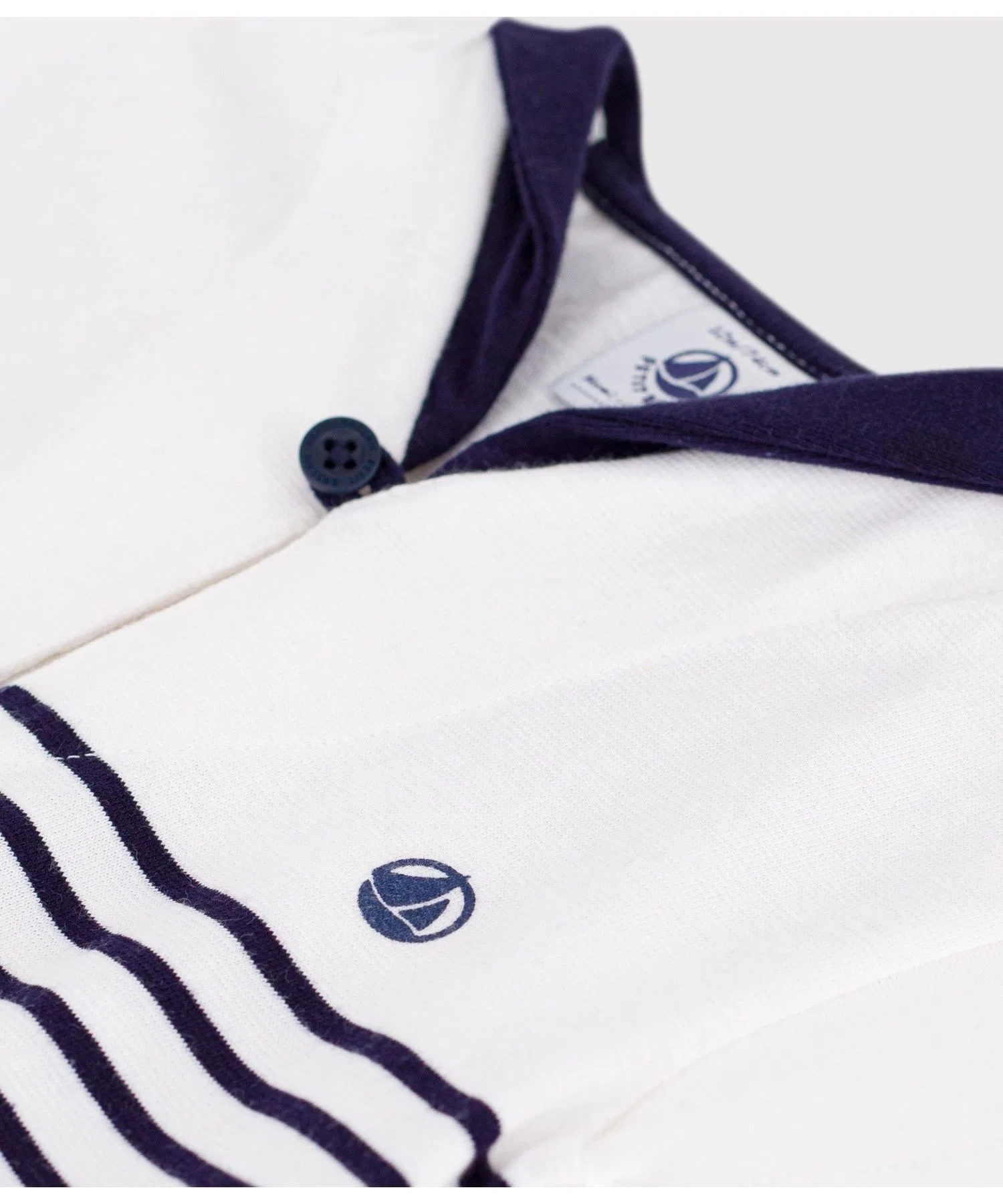 Детская футболка в полоску с воротником моряка PETIT BATEAU бело-синяя — фото 3