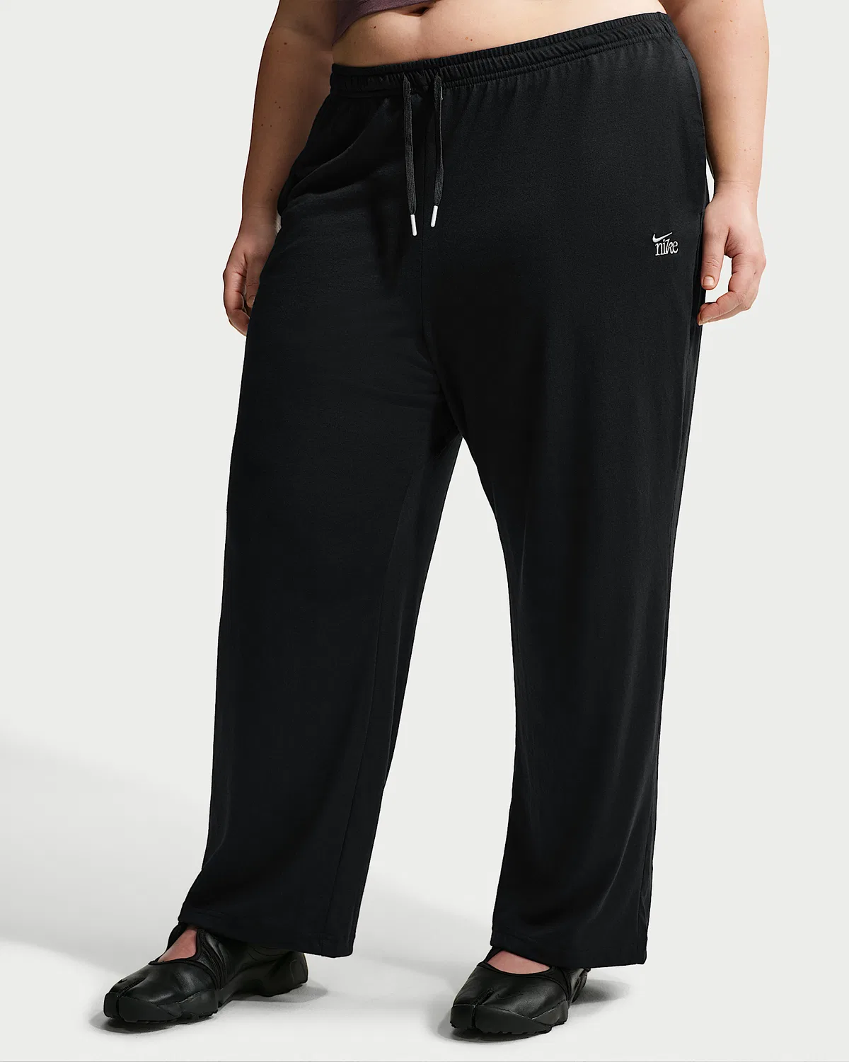 Женские брюки со свободным низом средней посадки (плюс сайз) Nike Sportswear Chill Knit, Black/Chalk — фото 2