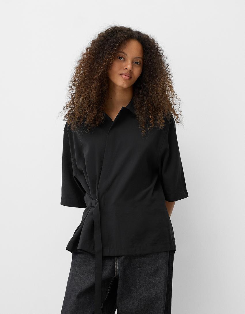 

Рубашка свободного кроя с короткими рукавами и пряжкой Bershka, черный