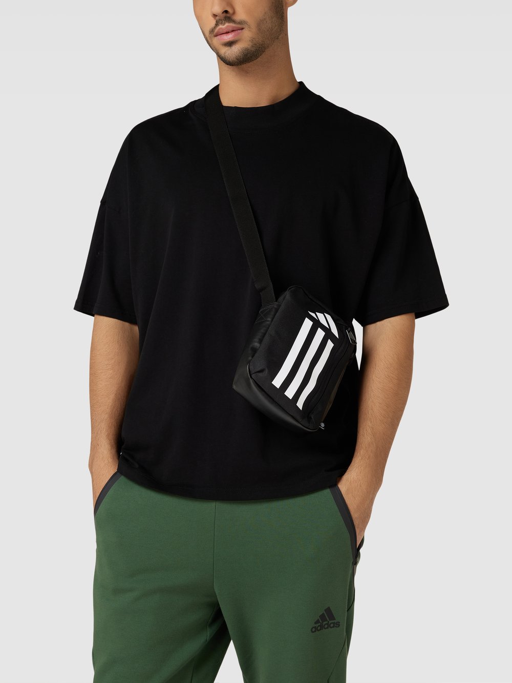 

Сумка через плечо с этикеткой ADIDAS SPORTSWEAR, черный