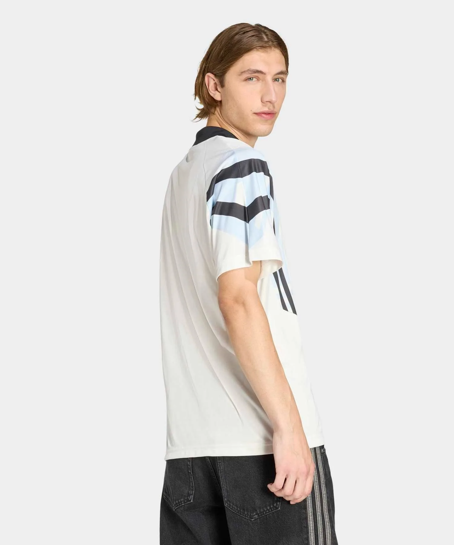 Унисекс футболка с V-образным вырезом adidas Originals Santiago AOP белая — фото 2