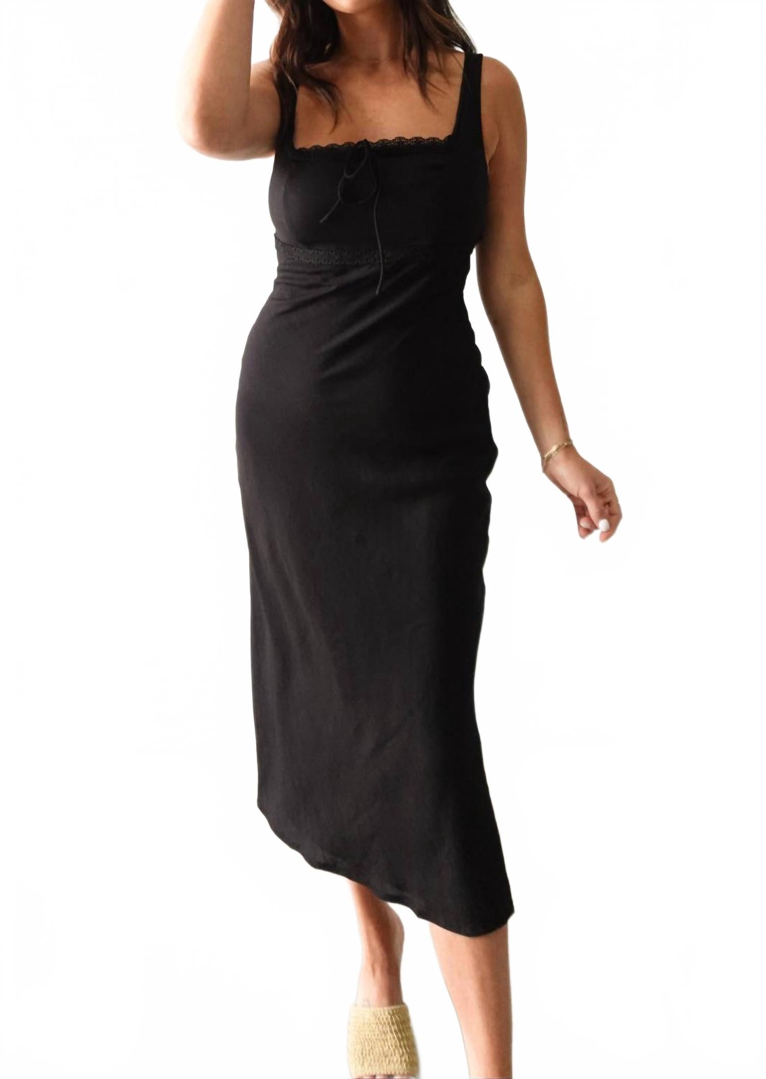 

Черное платье с квадратным вырезом и кружевной подкладкой LE LIS