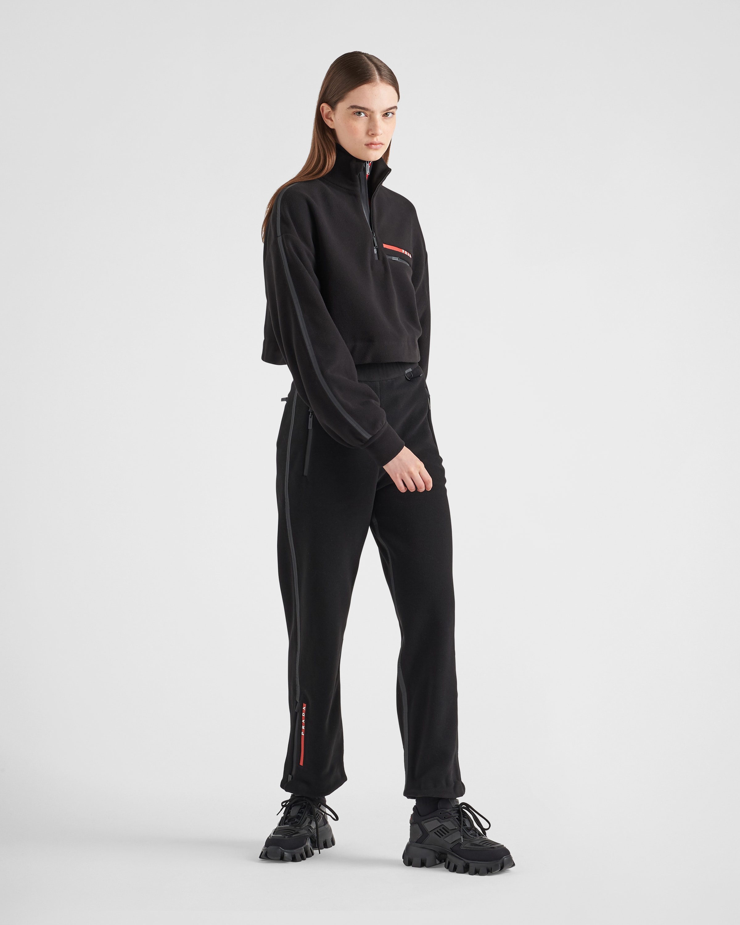 Укороченный свитшот из переработанного технического флиса Prada, черный — фото 2