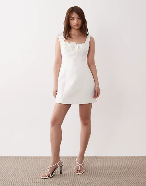 

Белое мини-платье с цветочным узором Forever New Petite Bridal