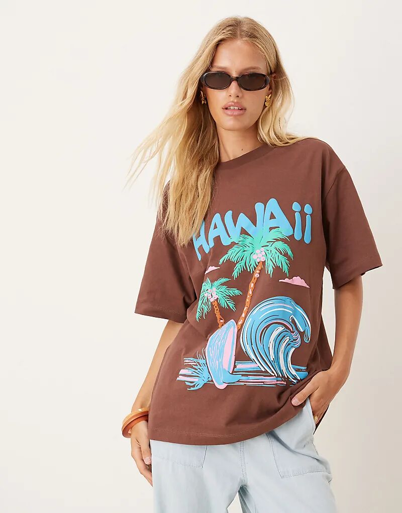 

Футболка свободного кроя с принтом «Гавайи» ASOS DESIGN коричневого цвета
