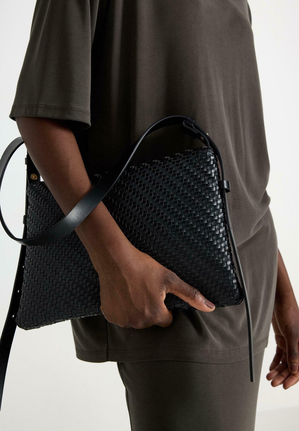 

Сумка через плечо Lindex, черный