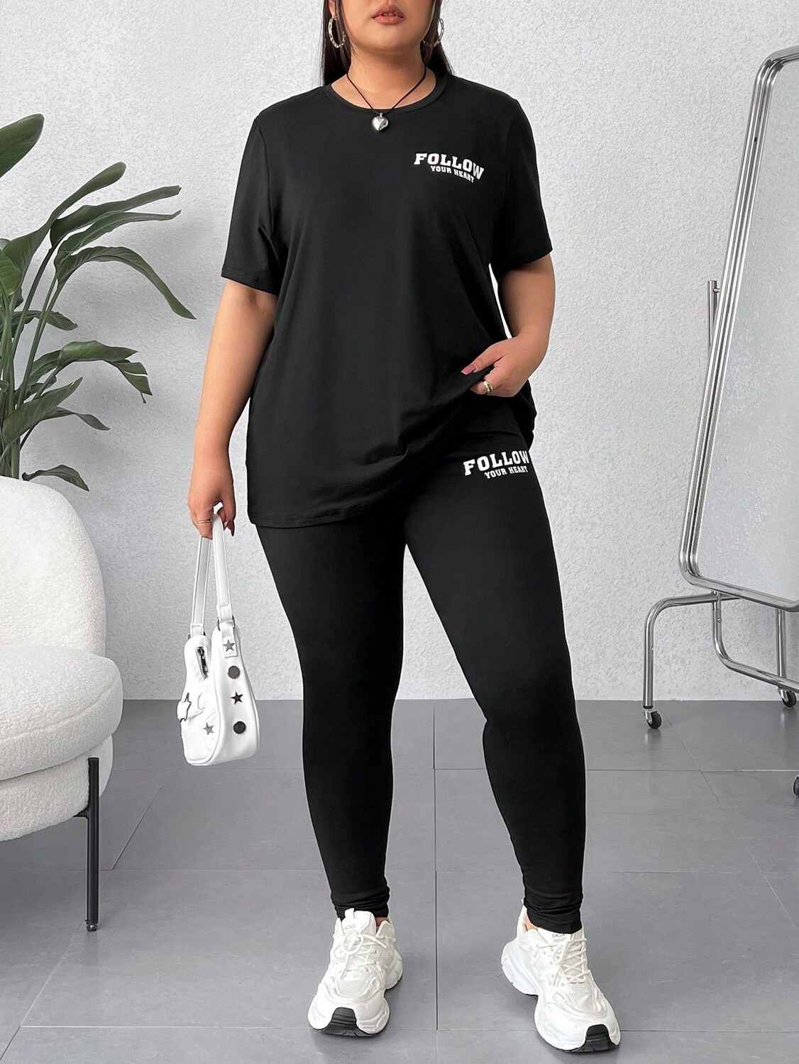 

EZwear Плюс размер футболка с круглым вырезом и леггинсы с надписью 2 шт/компл Shein, черный