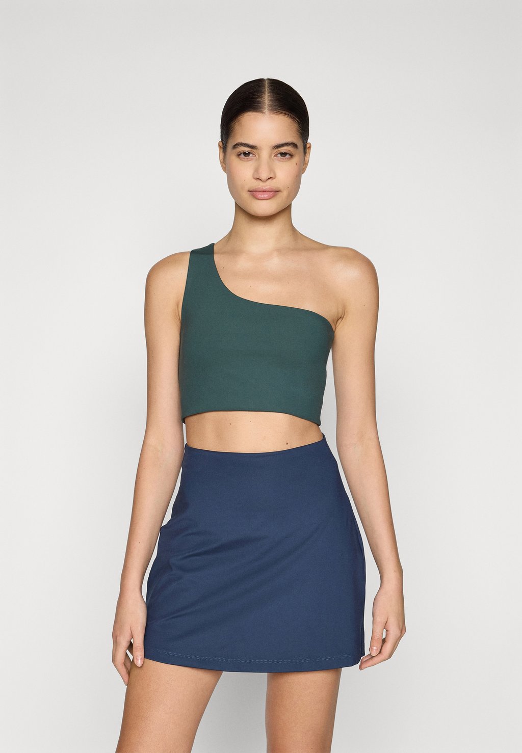 

Спортивный бюстгальтер средней поддержки BIANCA BRA ONE SHOULDER Girlfriend Collective, темно-зеленый