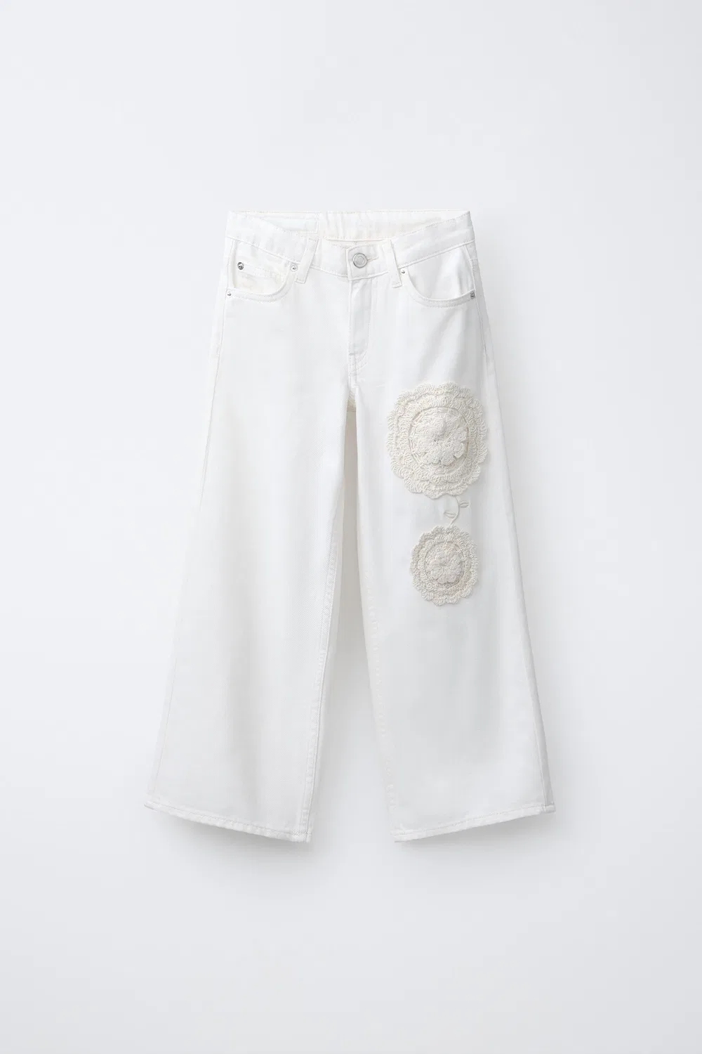 Джинсы с широкими штанинами и вязаными цветами ZARA, White