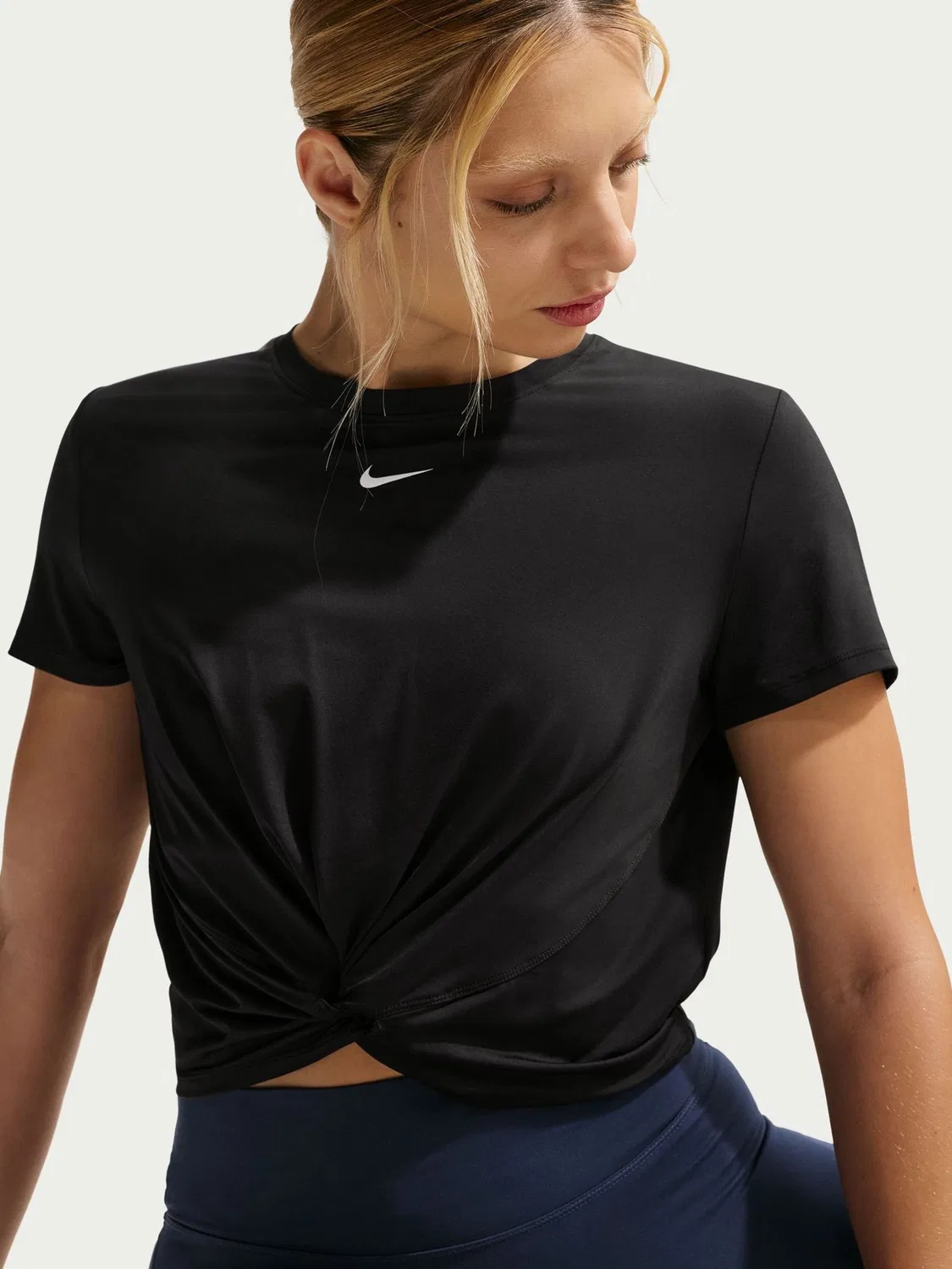 Топ Nike One Classic Twist Dri-FIT с коротким рукавом, черный — фото 4
