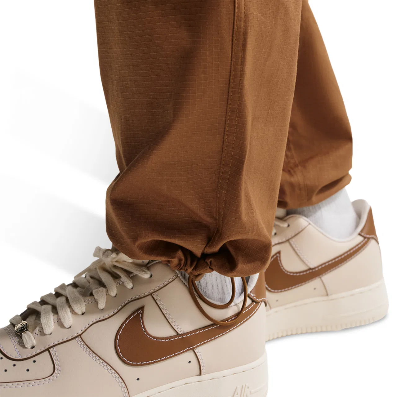 Мужские брюки карго Nike Club Woven Cargo Pants, цвет Ale Brown/White — фото 4