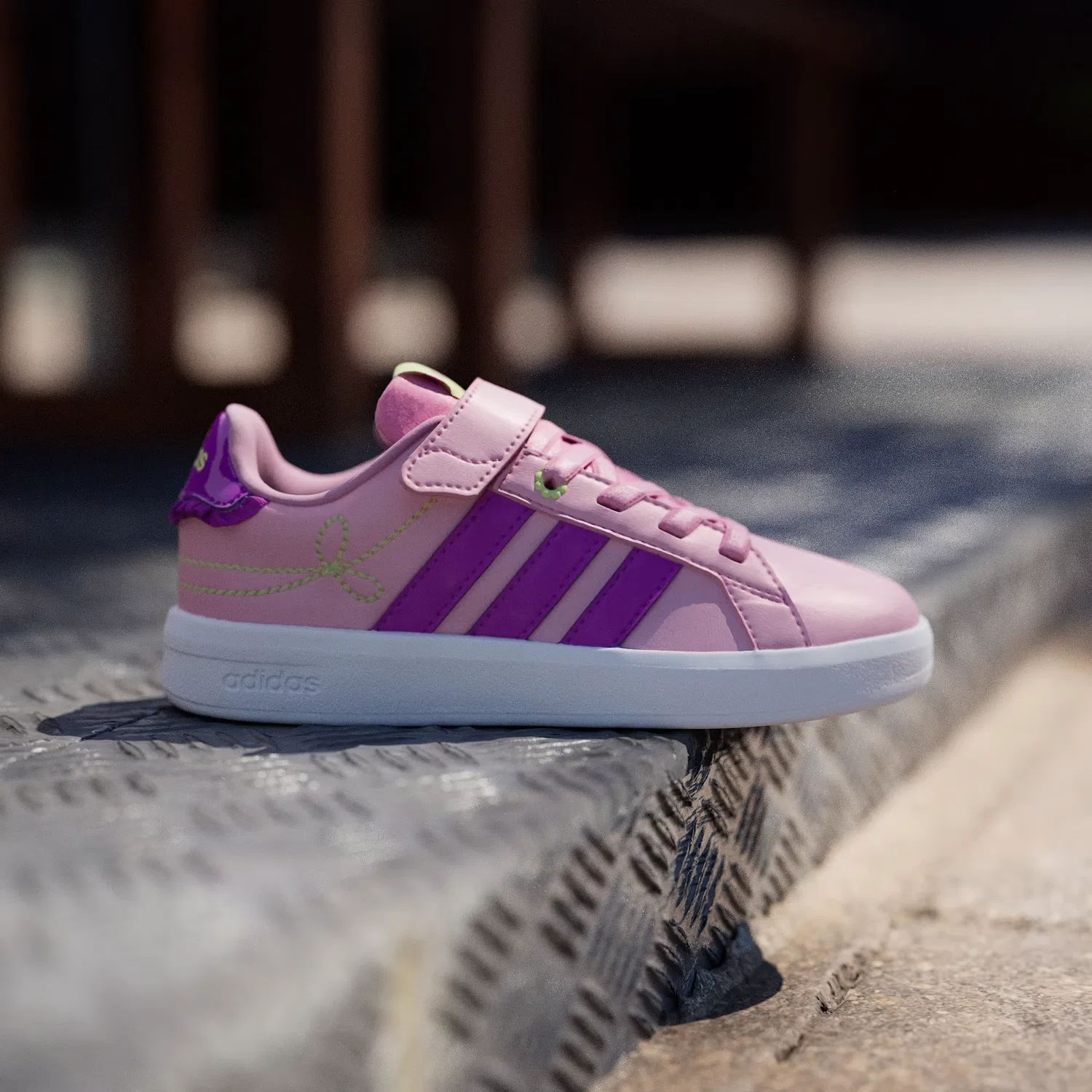 Детские кроссовки для девочек с бантами Grand Court 3.0 Adidas Sportswear, St Tropic Bloom/Purple Burst/Hi-Res Yellow — фото 3