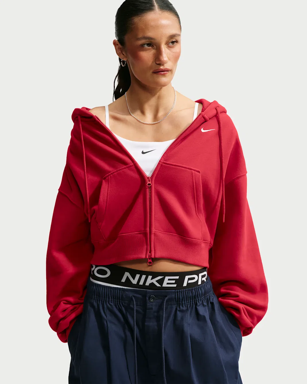 Женская укороченная толстовка оверсайз на молнии Nike Studio Fleece Medium Weight, Tough Red/Sail — фото 3