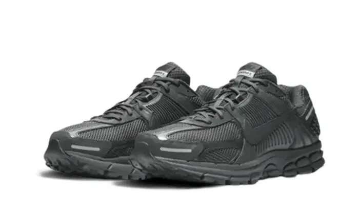 Детские кроссовки с рефлективными деталями Zoom Vomero 5 SP Nike, Schwarz — фото 2