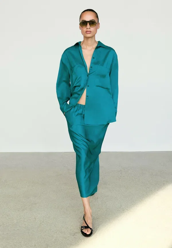 Блуза свободного кроя из сатина Flowing satin shirt with pockets, Massimo Dutti, Evergreen, зеленый