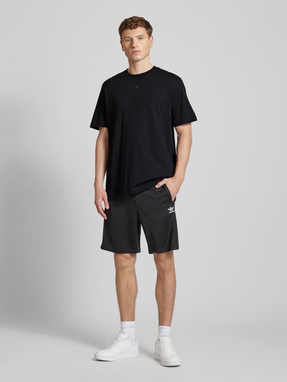 

Футболка с вышитой этикеткой ADIDAS SPORTSWEAR, черный