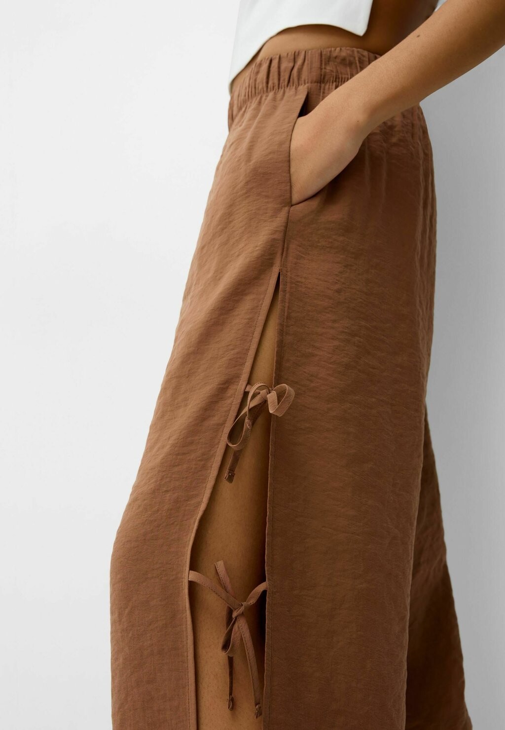 

Брюки FLOWING WITH SIDE TIES Bershka, темно-коричневый