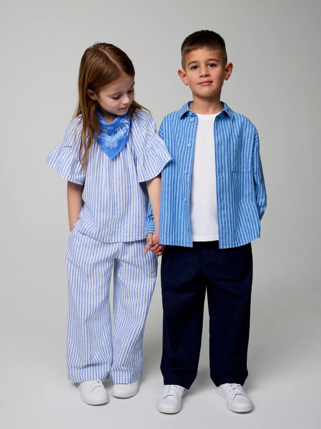 Свободные брюки из хлопка и льна Arket, Weiß/Blau