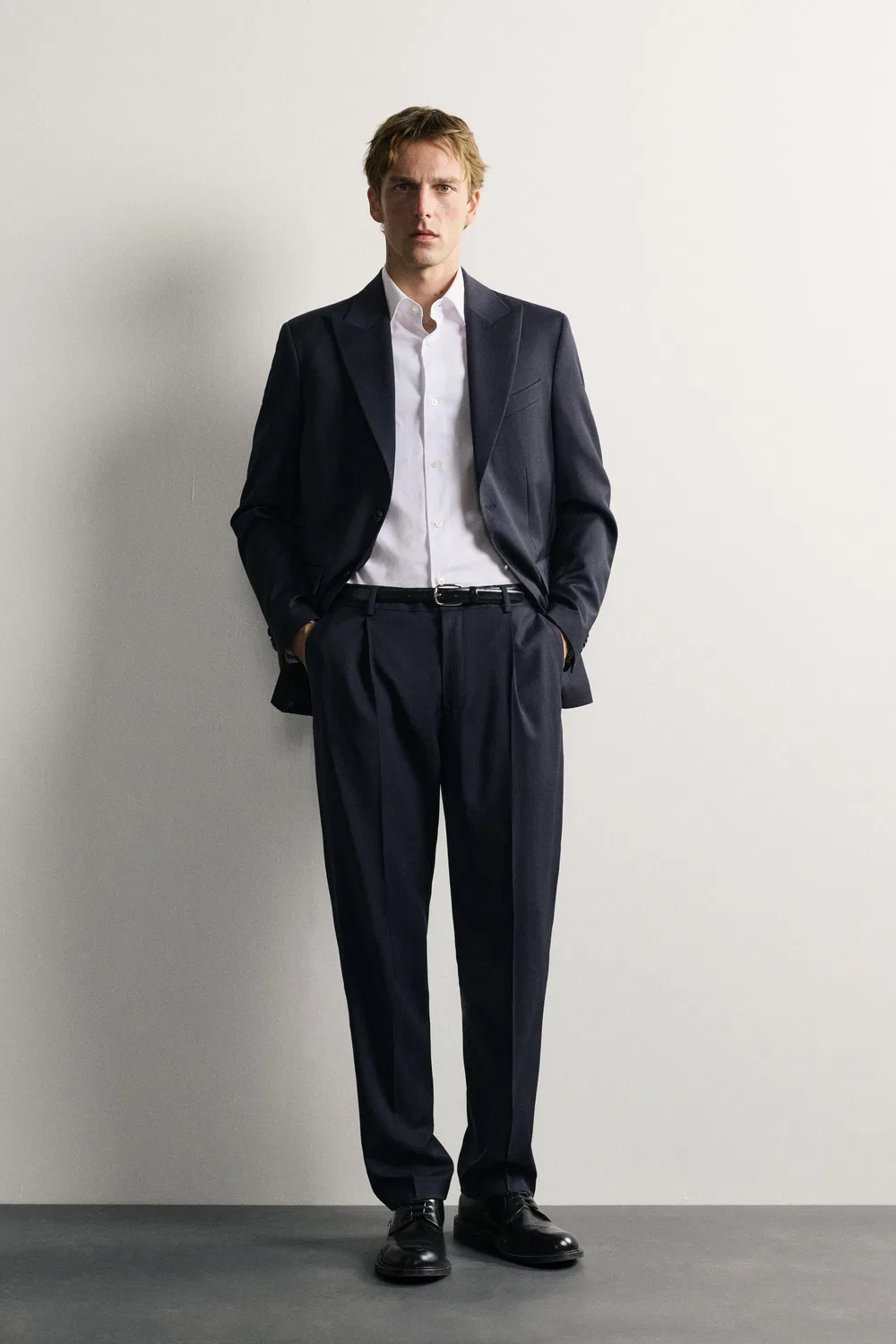 Блейзер из 100% шерсти в тонкую полоску, стандартного кроя. ZARA, Navy blue