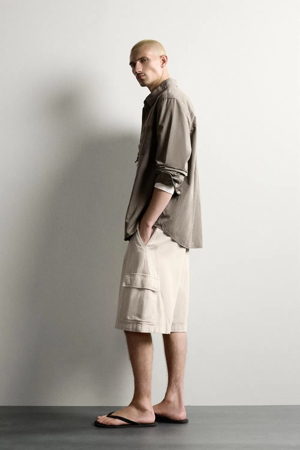 Свободные шорты-бермуды в стиле карго с декоративными швами. ZARA, Stone — фото 4