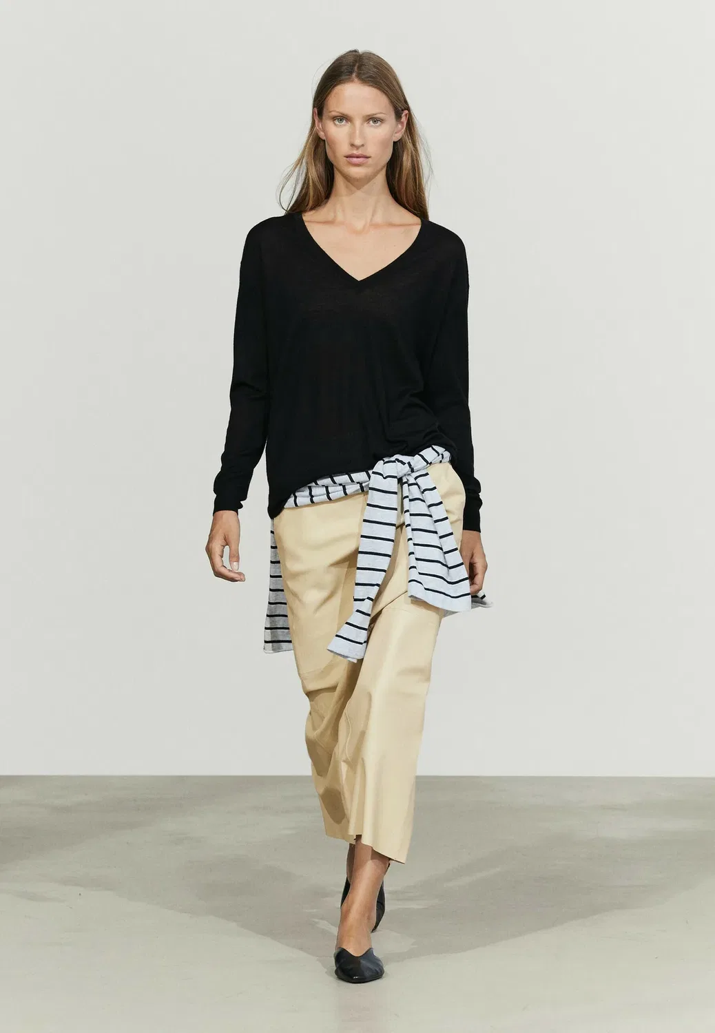 Вязаный свитер оверсайз с V-образным вырезом 05678585 - джемпер Massimo Dutti, Black