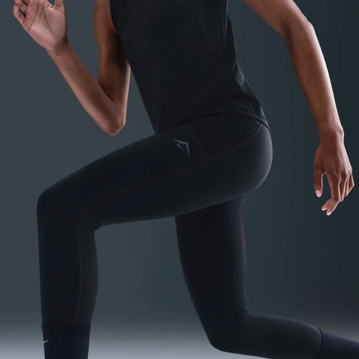 Женские леггинсы для бега с высокой посадкой и карманами Trail High Waisted 7/8 Running Leggings Nike, Black/Black — фото 4