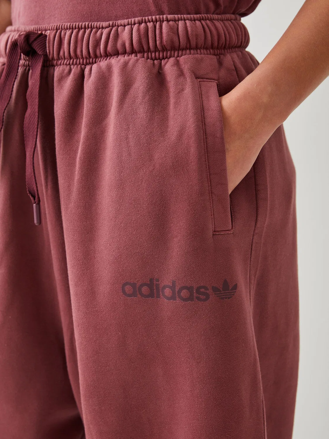 Джоггеры Essentials Linear BYFR Jogger Washed, adidas Originals, красный — фото 4