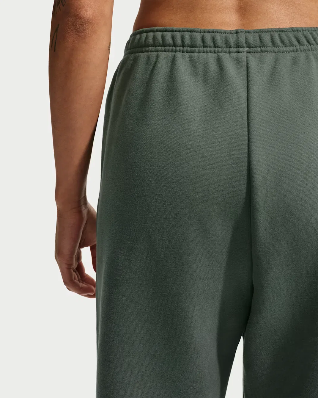 Женские брюки с высокой посадкой, свободного кроя и манжетами Nike Studio Fleece Medium Weight, Camo Green/Sail — фото 3