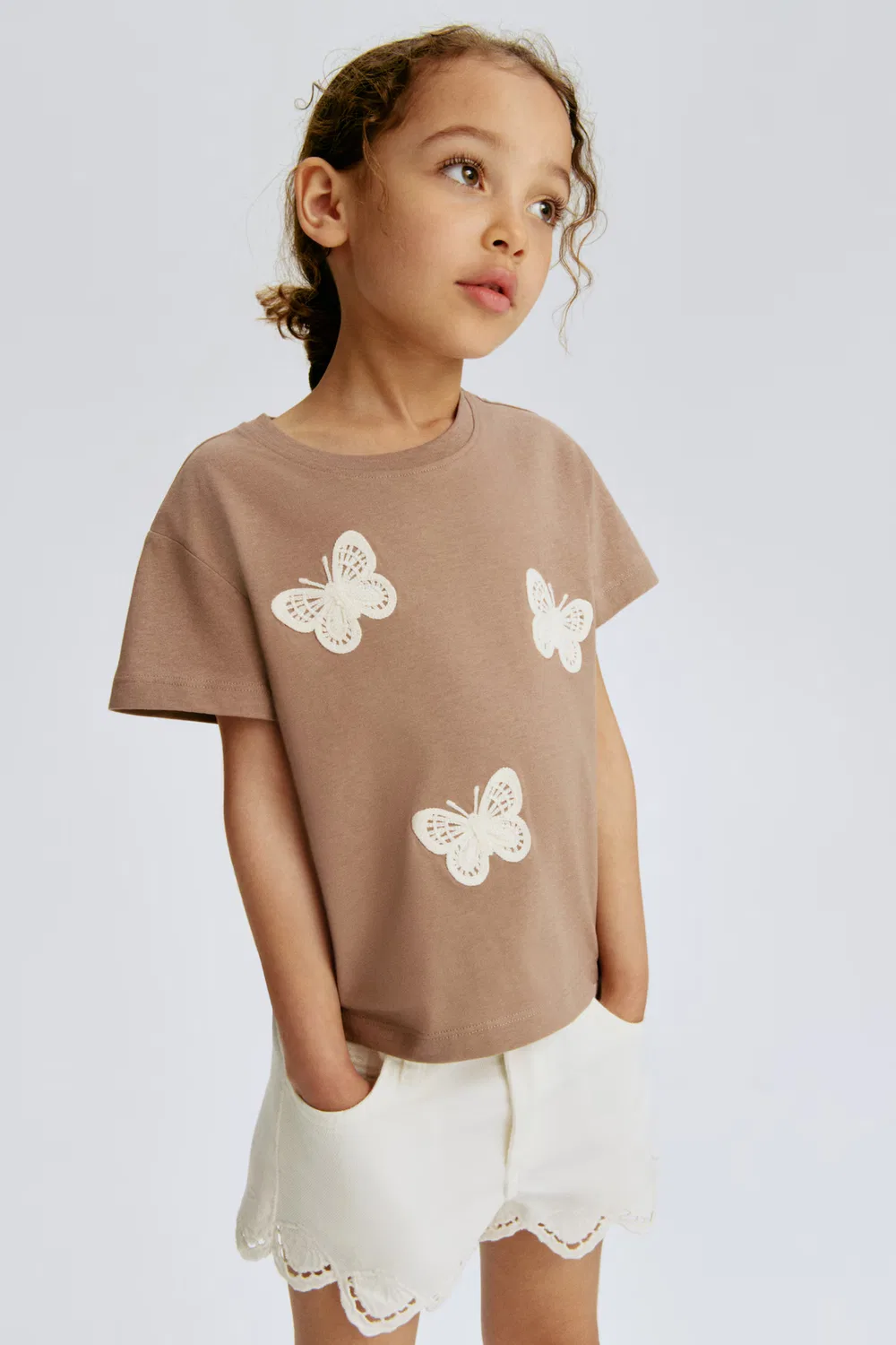 Футболка H&M, Mattgraubraun/Schmetterlinge
