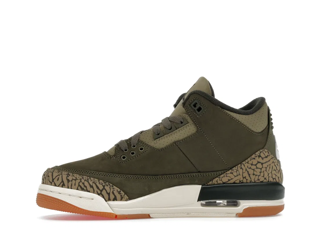 Детские кроссовки Lifestyle с принтом Jordan 3 Retro Jordan, Medium Olive/Sequoia/Neutral Olive/Sail/Total Crimson — фото 3