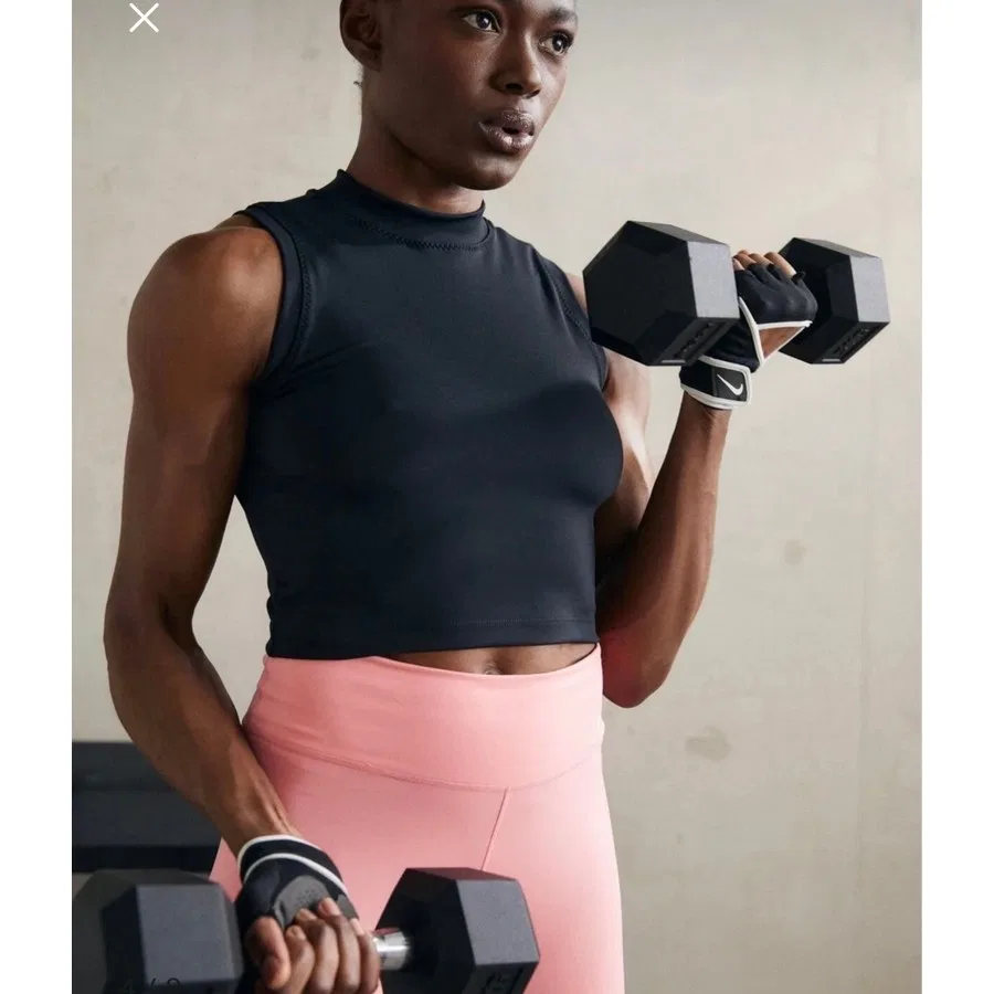 Женский спортивный топ с высоким воротом и принтом Nike One Dri-Fit Fitted Mock-Neck Cropped Training, Черный — фото 2