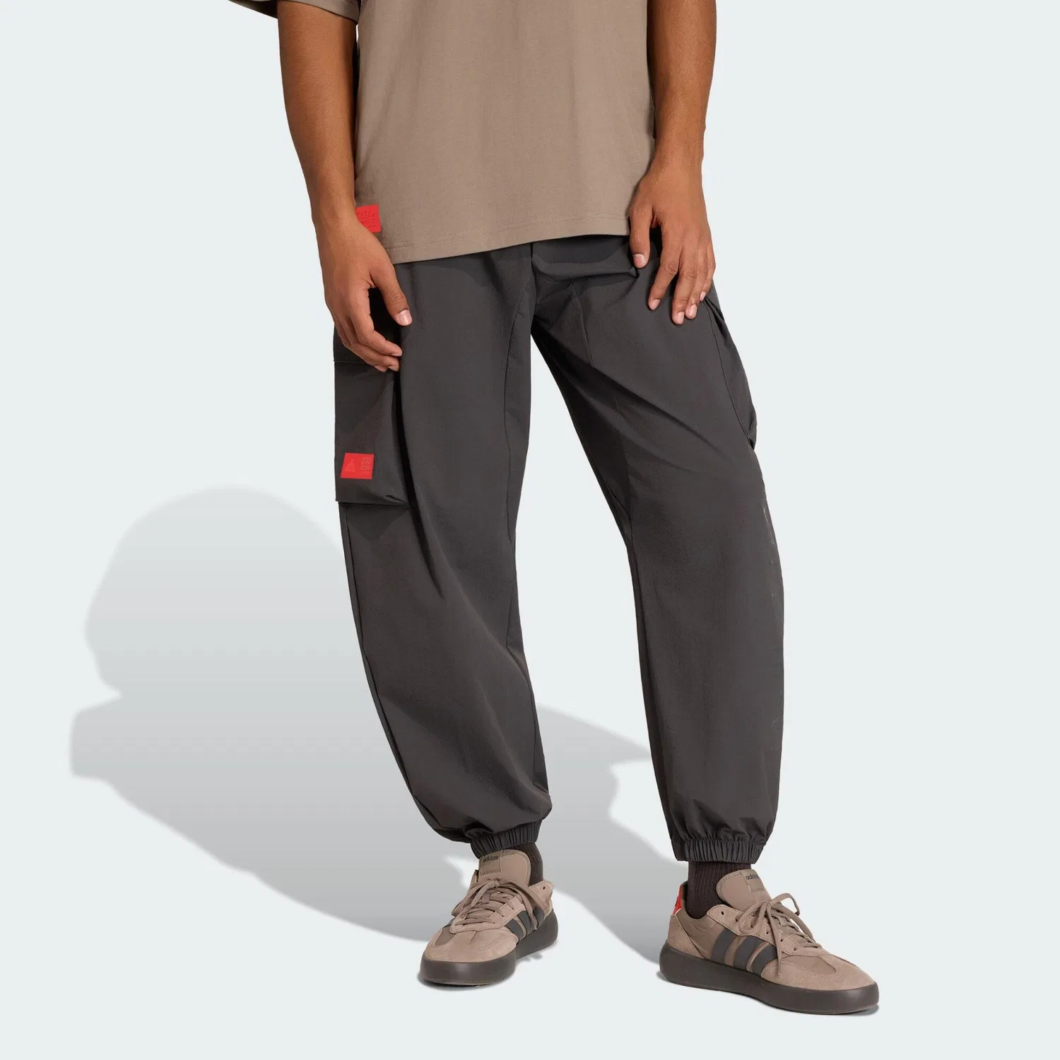Женские свободные брюки с эластичным поясом AUDI REVOLUT F1 TEAM ELEVATED WOVEN HOSE Adidas, Schwarz Rot — фото 2