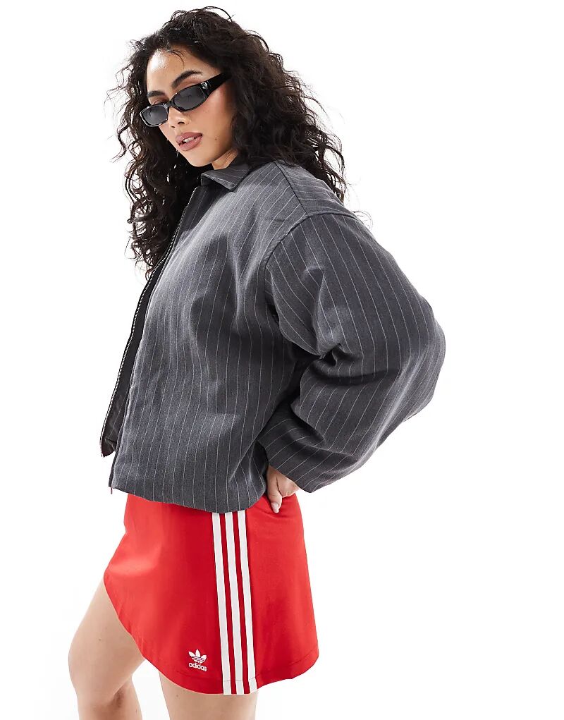 

Легкая утепленная куртка-бомбер Monki серого цвета в тонкую полоску, Серый, Легкая утепленная куртка-бомбер Monki серого цвета в тонкую полоску