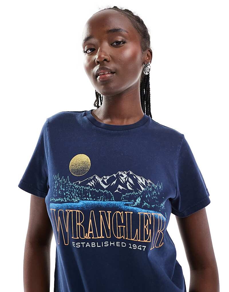 

Wrangler – темно-синяя футболка с принтом на груди