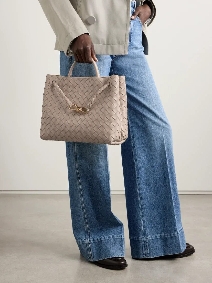 Andiamo средняя сумка-тоут из кожи Intrecciato BOTTEGA VENETA, бежевый — фото 2