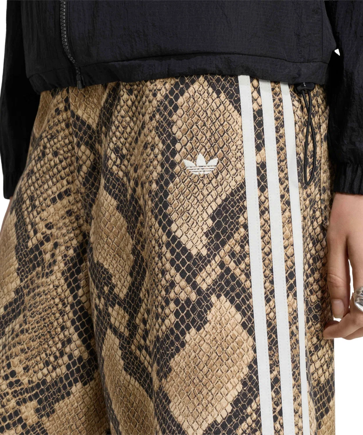 Женские шорты-бермуды свободного кроя с принтом SNAKE PRINT DENIM BERMUDA Adidas, Бежевый — фото 3