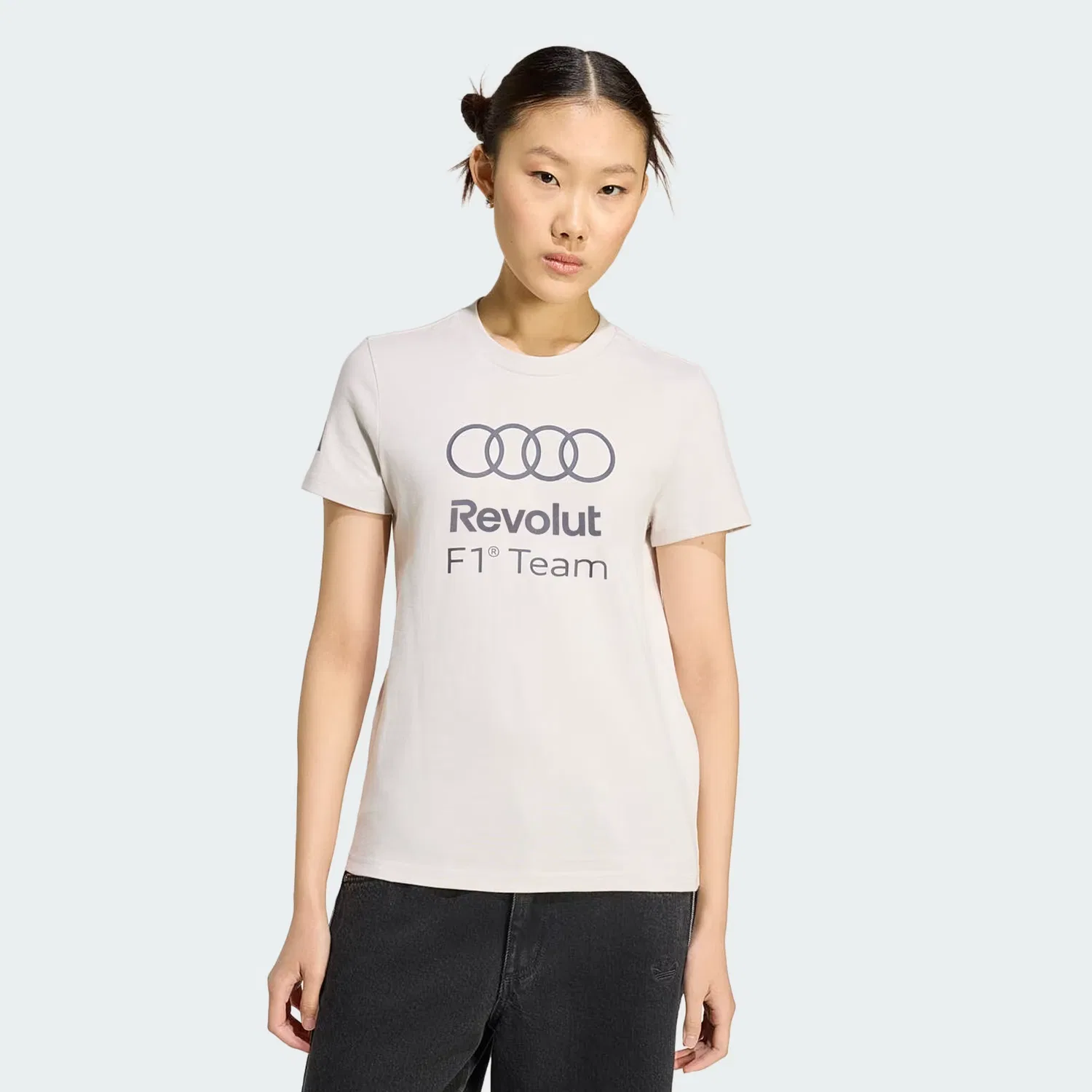 Женская футболка с графическим принтом Audi Revolut F1 Team DNA Adidas Performance, жемчужно-меловой