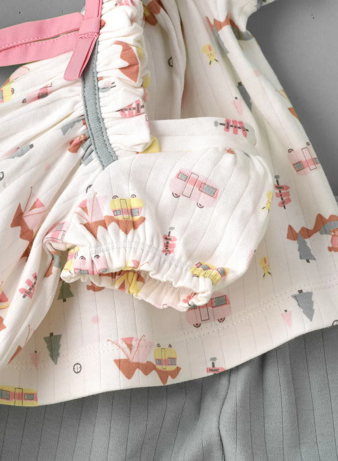Комплект с принтом кемпинга и шортами в рубчик Elegant Kids, мультиколор — фото 4