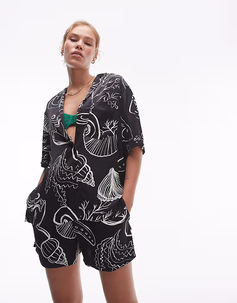 

Короткие атласные шорты с принтом черного цвета Topshop