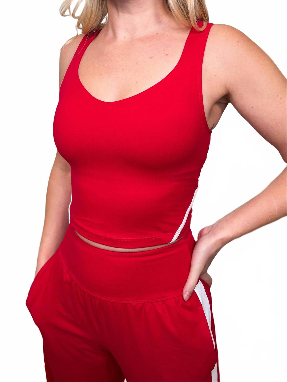 

Красный топ-майка с V-образным вырезом RAE MODE