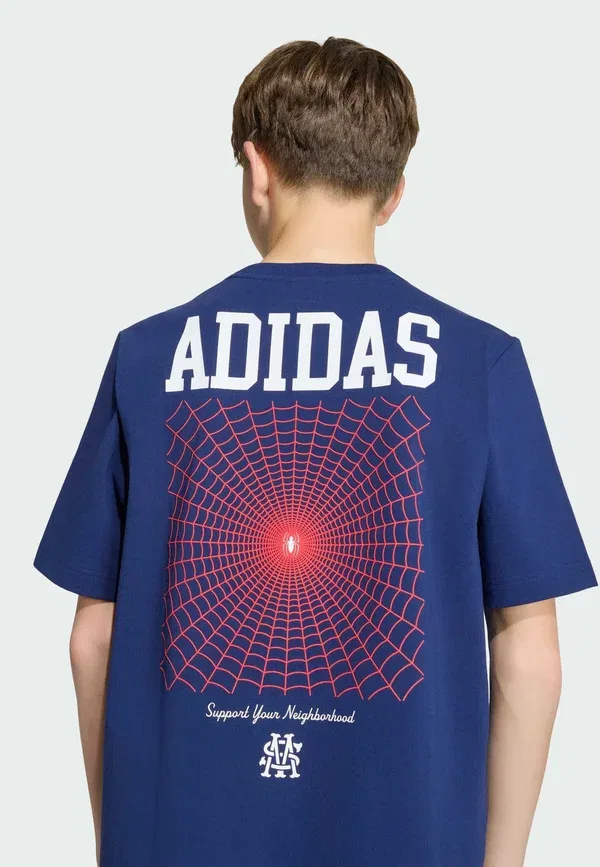 Футболка Adidas Marvel Spider-man с принтом, унисекс Adidas Sportswear, белый/темно-синий — фото 3