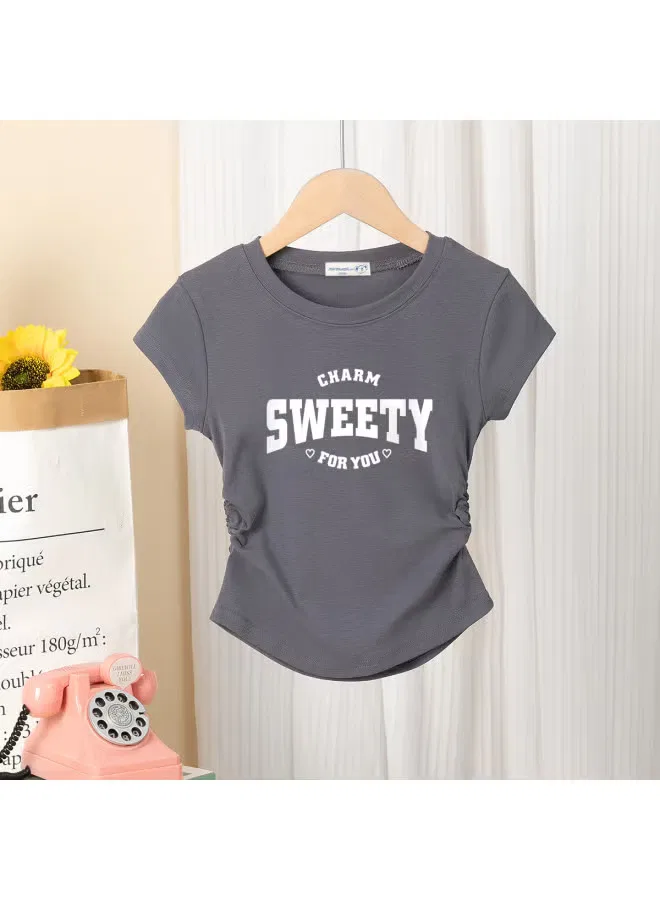 Футболка с принтом букв для девочек, модель Waist Pleat, Jeanswest, серый — фото 2