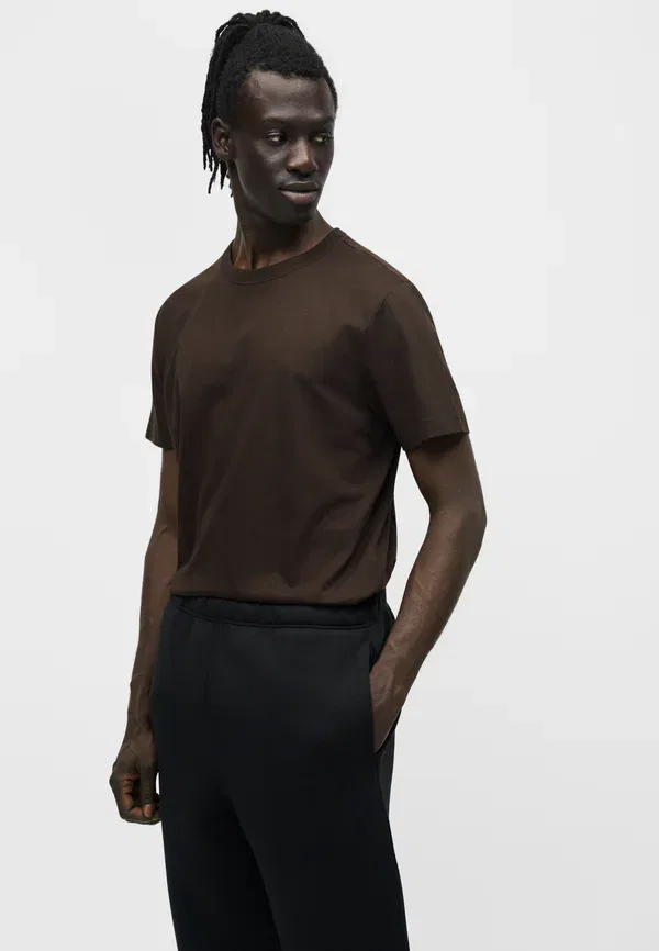 Футболка с круглым вырезом - простая футболка Calvin Klein — фото 4